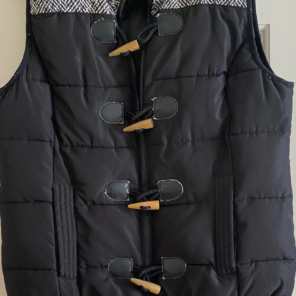 Black and White Toggle Puffer Vest - Picture 4 of 4